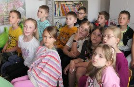 Dzieci siedzą obok siebie