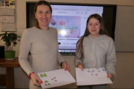 Kobieta i nastolatka prezentują zrobione przez siebie ozdoby 