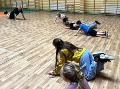 Zajęcia sportowe z udziałem dzieci i trenera 