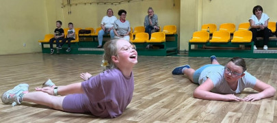 Dwie dziewczynki podczas zajęć sportowych 