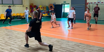 Zajęcia sportowe. Dzieci ćwiczą pod okiem trenera 