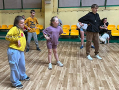 Dzieci podczas zajęć sportowych 