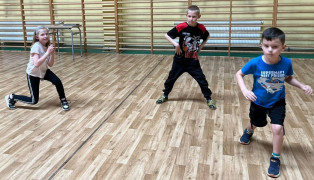 Dzieci podczas zajęć sportowych 
