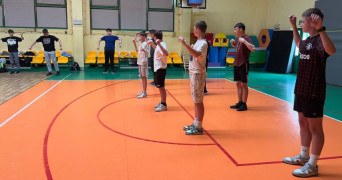 Dzieci podczas zajęć sportowych 