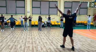 Zajęcia sportowe. Dzieci ćwiczą pod okiem trenera 