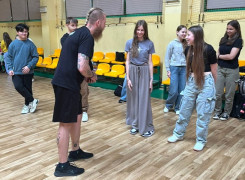 Zajęcia sportowe. Widoczna grupa uczniów i trener