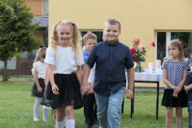 Dzieci tańczą poloneza