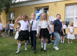 Grupa dzieci podczas akademii 
