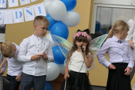 Grupa dzieci podczas występów 