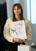 Uczennica PSP w Strzałkowie - nastolatka trzyma w ręku dyplom 