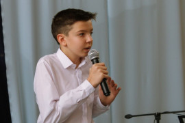  Uczeń PSP w Strzałkowie podczas konkursu recytatorskiego 