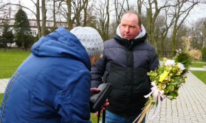 Mężczyzna trzyma w ręku wielkanocną palmę