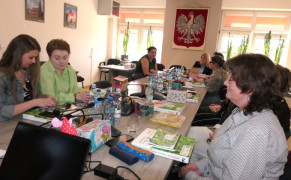 Kobiety siedzą przy stole. Panie uczestniczą w szkoleniu