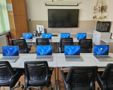 Laptopy stoją na szkolnych ławkach 