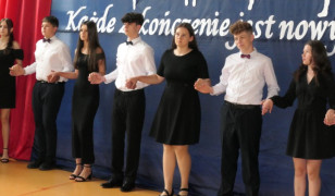 Uczniowie tańczą poloneza