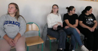 Kobiety siedzą na krzesłach. Uczestniczki warsztatów 