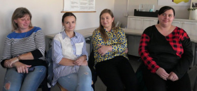 Kobiety siedzą na krzesłach. Uczestniczki warsztatów