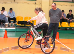 Dziewczynka podczas jazdy na rowerze po torze przeszkód