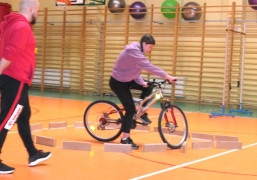Dziewczynka podczas jazdy na rowerze po torze przeszkód