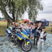 Dzieci oglądają policyjne motocykle 