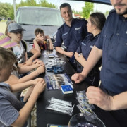 Dzieci rozmawiają z policjantami 