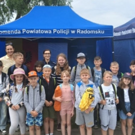Dzieci i dorośli stoją w grupie 