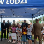 Dzieci i dorośli stoją obok siebie