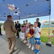 Uczniowie odbierają nagrody