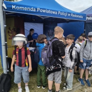 Dzieci uczestniczą w pikniku policyjnym 