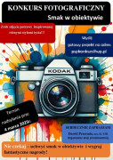 Kolorowy plakat. Na pierwszym planie aparat fotograficzny 