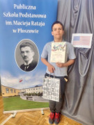 Chłopiec trzyma w ręku dyplom 