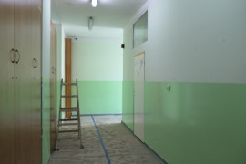 Korytarz  szkole w Szczepocicach w trakcie remontu