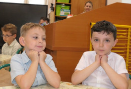 Dwaj chłopcy siedzą obok siebie