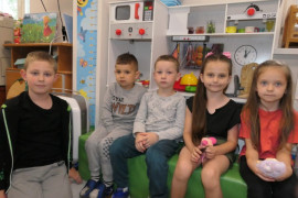 Pięcioro dzieci siedzi obok siebie