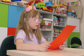 Dziewczynka podczas czytania tekstu