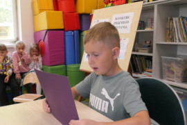 Chłopiec podczas czytania tekstu 