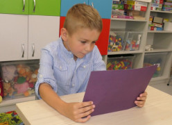 Chłopiec podczas czytania tekstu