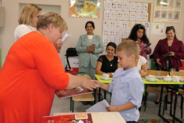 Kobieta gratuluje chłopcu