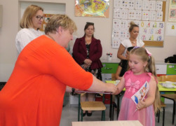 Kobieta gratuluje dziewczynce 