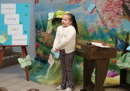 Dziewczynka podczas recytacji wiersza 