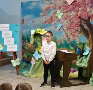 Chłopiec podczas recytacji wiersza 