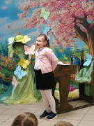 Dziewczynka podczas recytacji wiersza