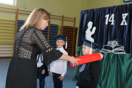 Dyrektor podczas pasowania na ucznia