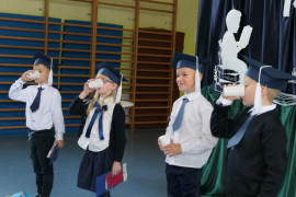 Uczniowie podczas picia soku z cytryny