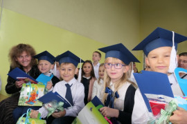Uczniowie klasy pierwszej PSP w Szczepocicach wraz ze swoją wychowawczynią 