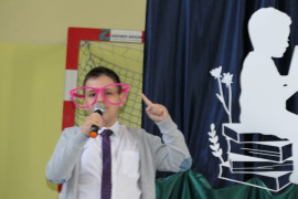 Uczeń PSP w Szczepocicach podczas akademii 