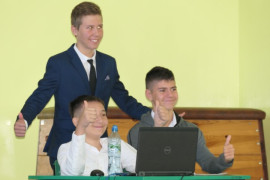 Uczniowie PSP w Szczepocicach biorący udział w akademii 