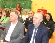 Grupa osób siedząca obok siebie