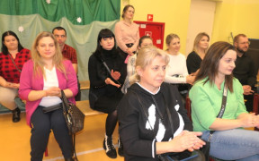 Grupa osób siedząca obok siebie