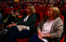 Dwie kobiety i dzieci siedzące na widowni